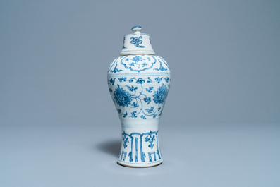 Een Chinese blauw-witte 'meiping' vaas met deksel, Ming